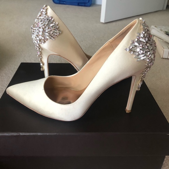 badgley mischka quintana crystal embellished pump